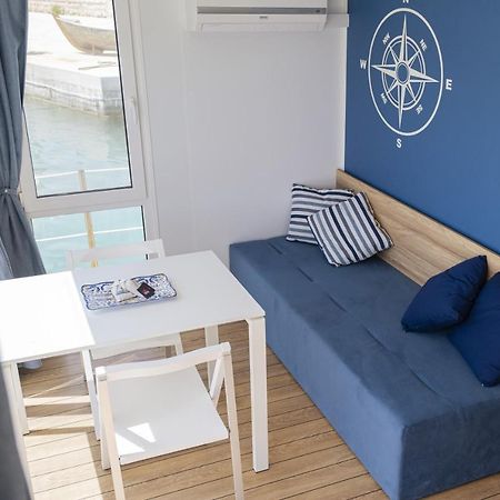 Houseboat Floatart Experience Bisceglie Ξενοδοχείο Εξωτερικό φωτογραφία