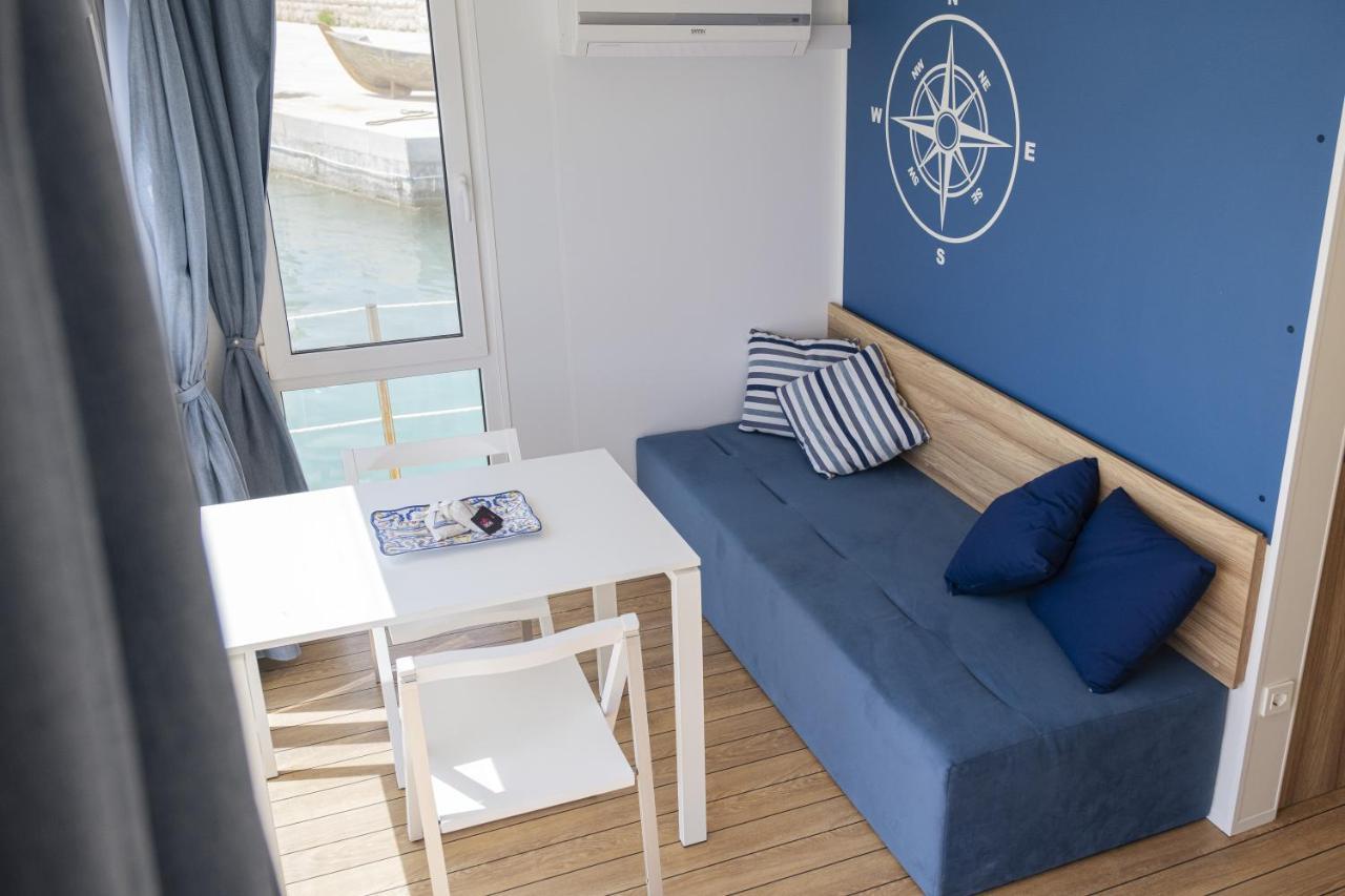 Houseboat Floatart Experience Bisceglie Ξενοδοχείο Εξωτερικό φωτογραφία