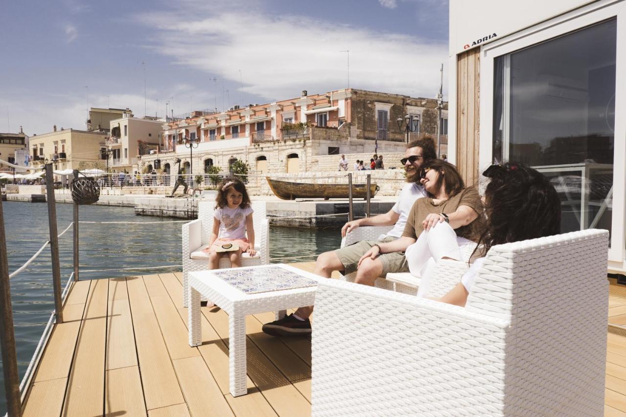 Houseboat Floatart Experience Bisceglie Ξενοδοχείο Εξωτερικό φωτογραφία