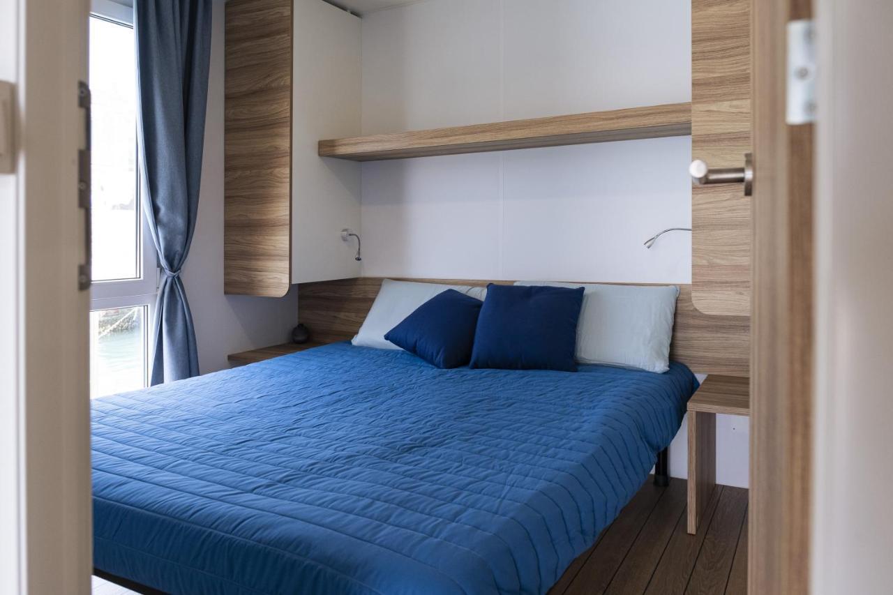 Houseboat Floatart Experience Bisceglie Ξενοδοχείο Εξωτερικό φωτογραφία